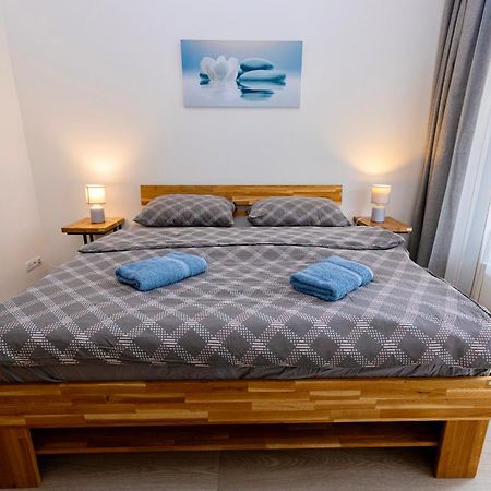 Modern Apartment • Garden • Near The City Center Praga Esterno foto