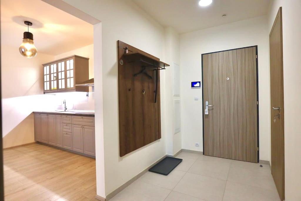 Modern Apartment • Garden • Near The City Center Praga Esterno foto