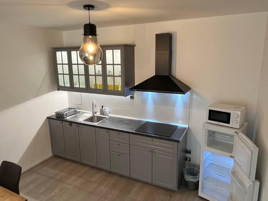 Modern Apartment • Garden • Near The City Center Praga Esterno foto